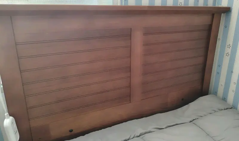 Taburete cuadrado gris con patas de madera - 2