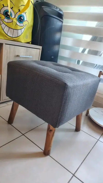 Taburete cuadrado gris con patas de madera - miniatura 3