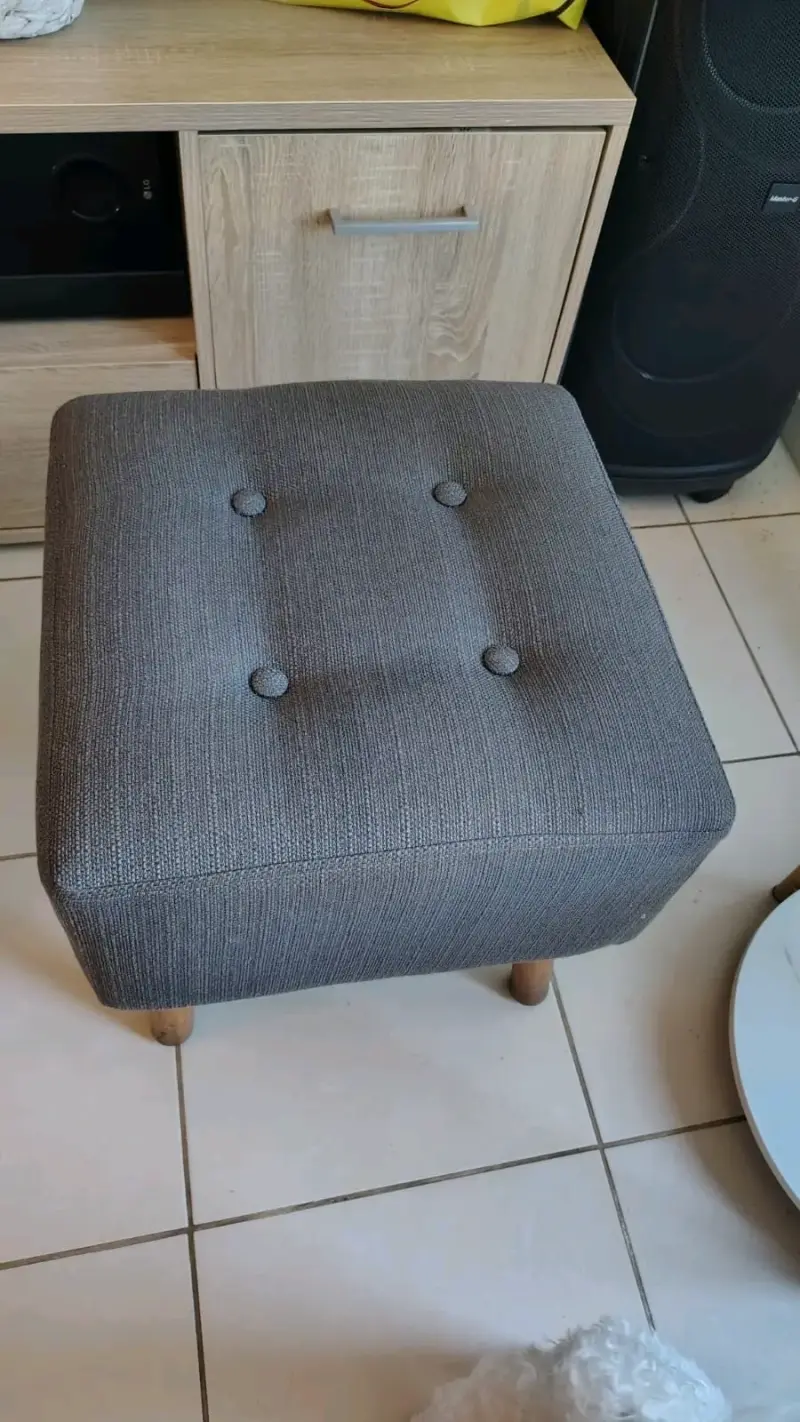 Taburete cuadrado gris con patas de madera - 4