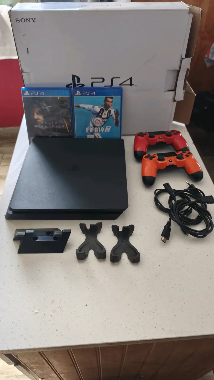 Consola PS4 con juegos y controles