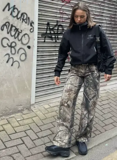 Pantalones camuflados de mujer estilo casual - miniatura 1