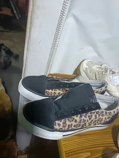 Zapatillas  con estampado leopardo y blancas - miniatura 1
