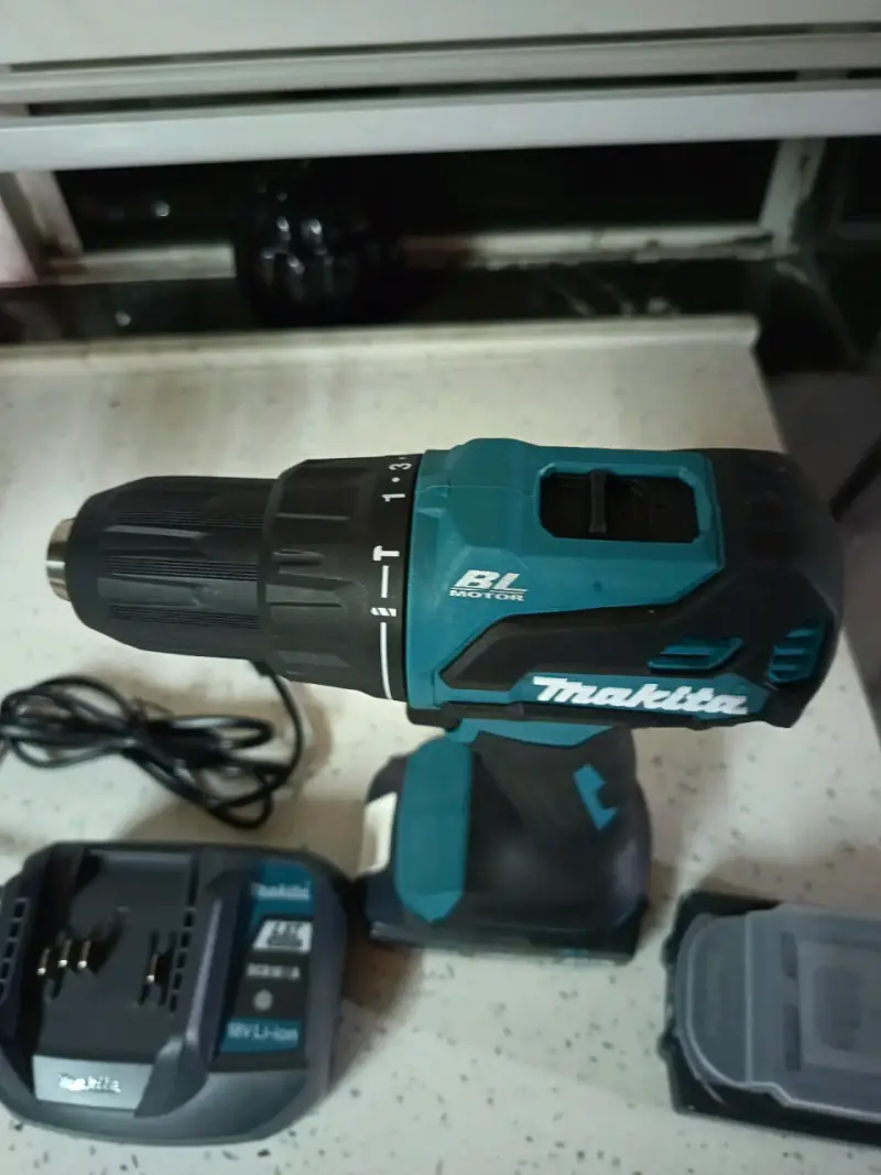 Taladro Inalámbrico Makita 18V con Cargador y 2 ba - 1