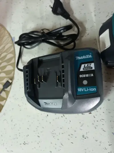 Taladro Inalámbrico Makita 18V con Cargador y 2 ba - miniatura 2