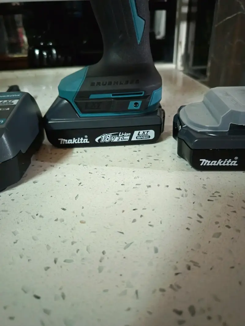 Taladro Inalámbrico Makita 18V con Cargador y 2 ba - 4