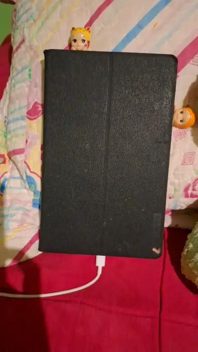 Tablet Lenovo con funda protectora negra. - miniatura 1