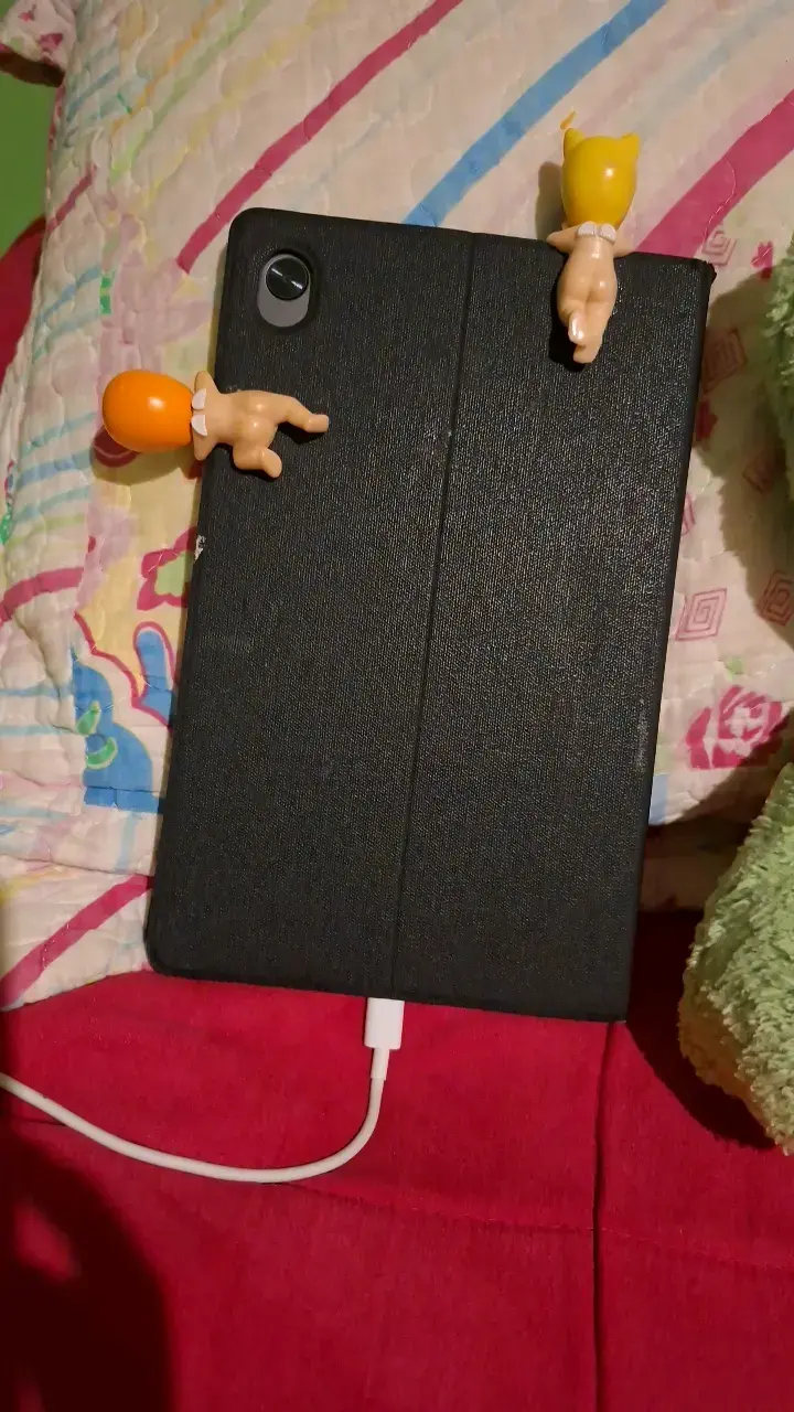 Tablet Lenovo con funda protectora negra. - 2