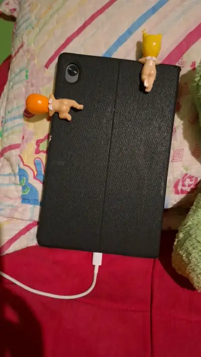 Tablet Lenovo con funda protectora negra. - miniatura 2