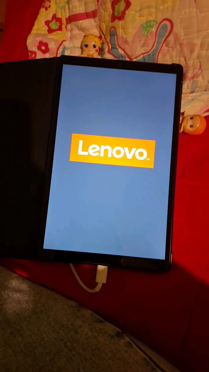 Tablet Lenovo con funda protectora negra. - 3
