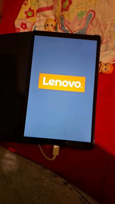 Tablet Lenovo con funda protectora negra. - miniatura 3