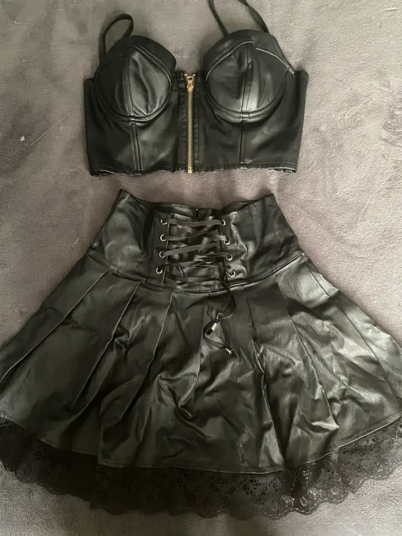 Conjunto de top y falda de cuero sintético negro - 1