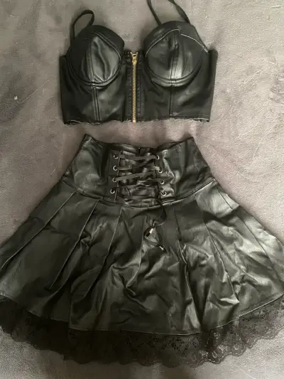 Conjunto de top y falda de cuero sintético negro - miniatura 1