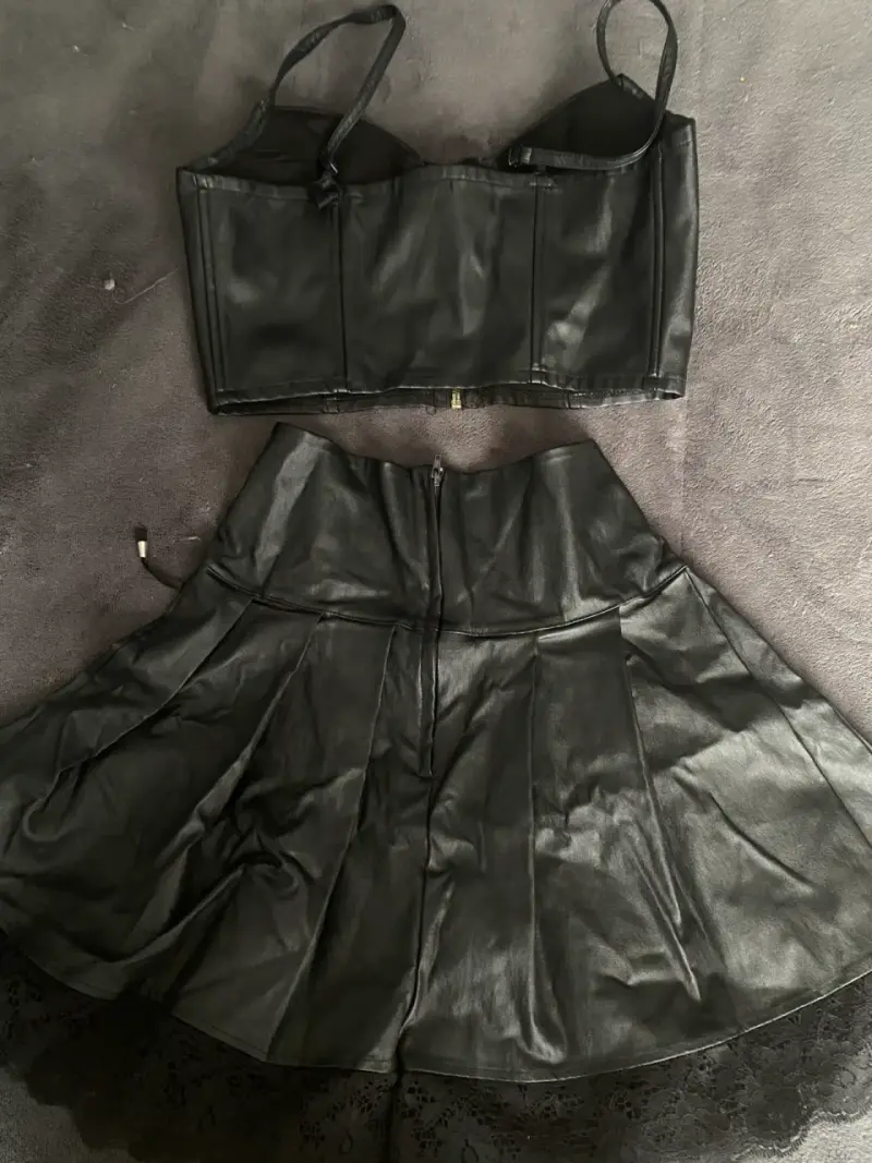 Conjunto de top y falda de cuero sintético negro - 2