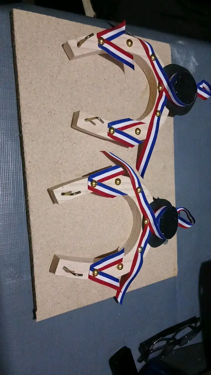Decoración de madera con cintas tricolor - 1