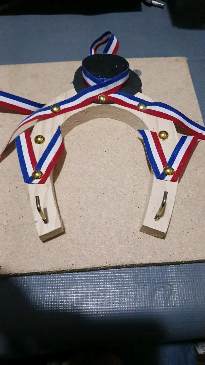 Decoración de madera con cintas tricolor - 2