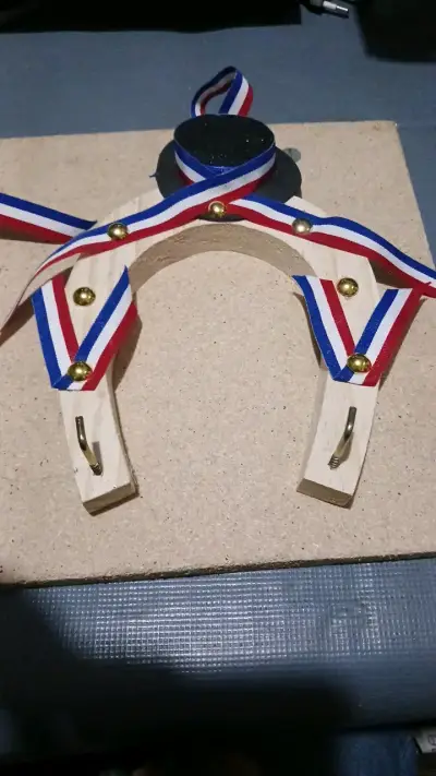 Decoración de madera con cintas tricolor - miniatura 2