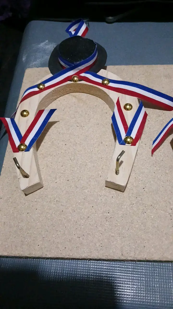 Decoración de madera con cintas tricolor - 3