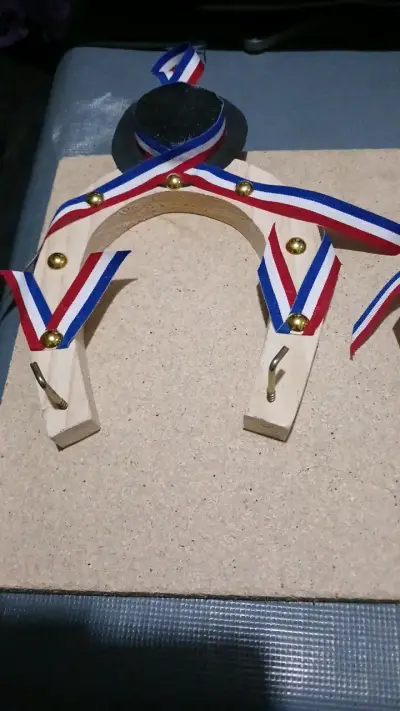 Decoración de madera con cintas tricolor - miniatura 3
