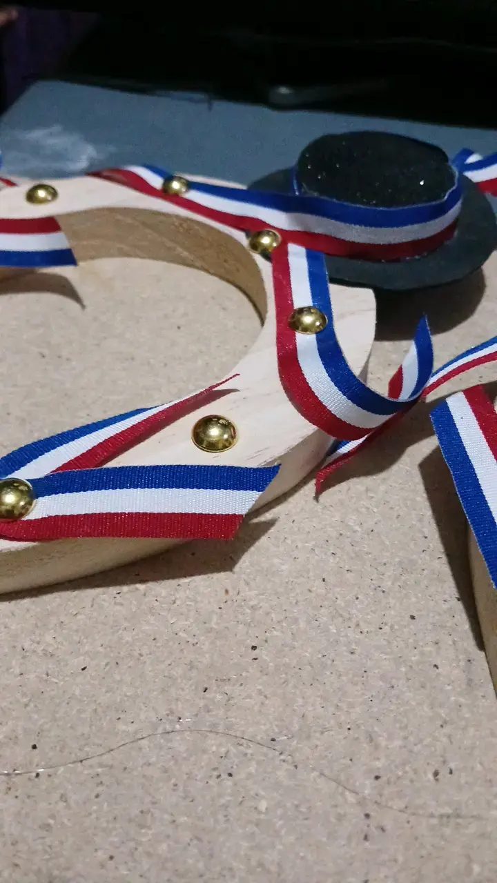 Decoración de madera con cintas tricolor - 4