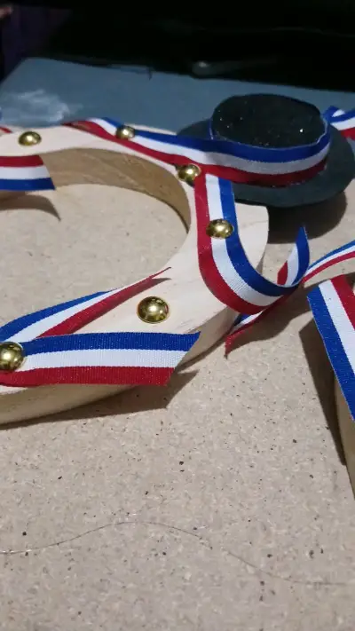Decoración de madera con cintas tricolor - miniatura 4
