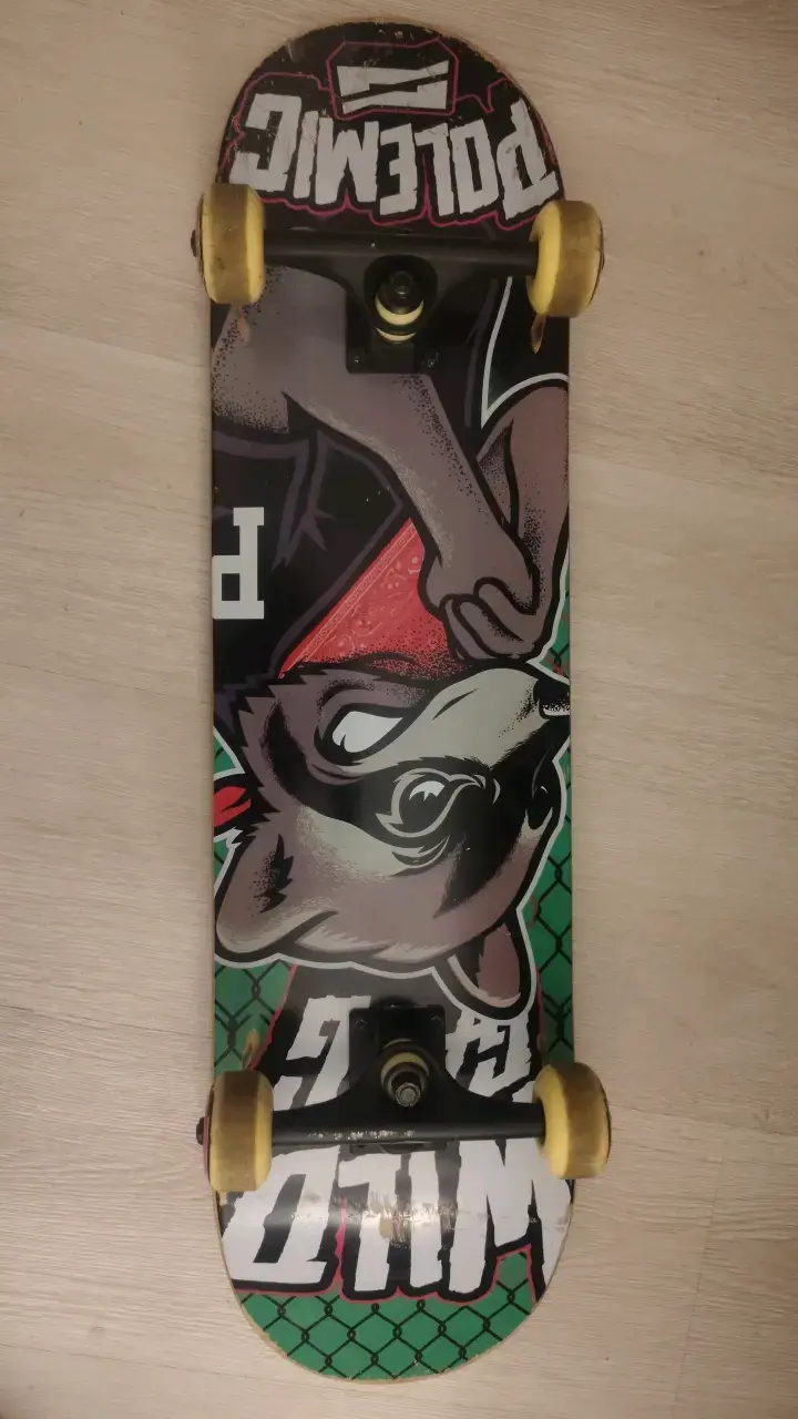 Skateboard Polémic con diseño gráfico - 1