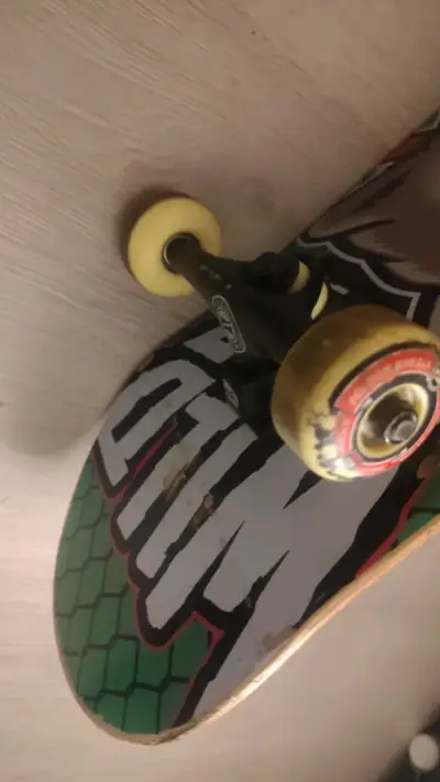 Skateboard Polémic con diseño gráfico - miniatura 3