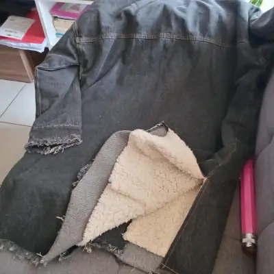 Chaqueta de mezclilla forrada con borrego - miniatura 5