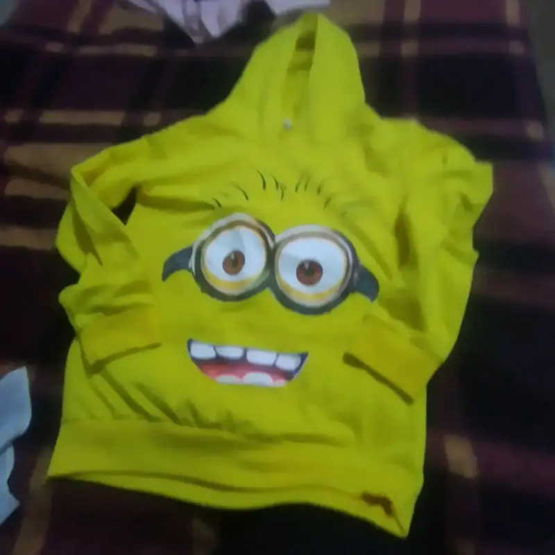 Polerón amarillo con diseño de Minion