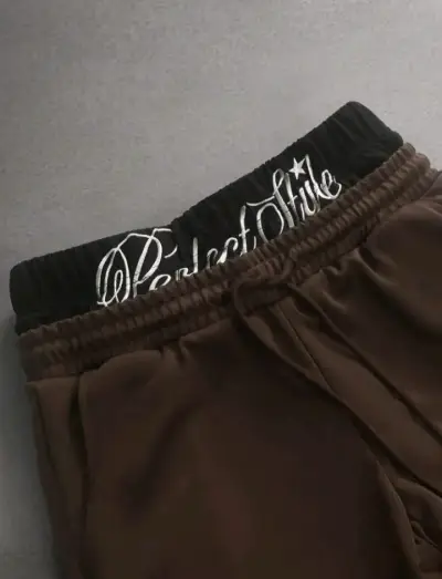 Pantalones baggy marrones con diseño de letras - miniatura 2