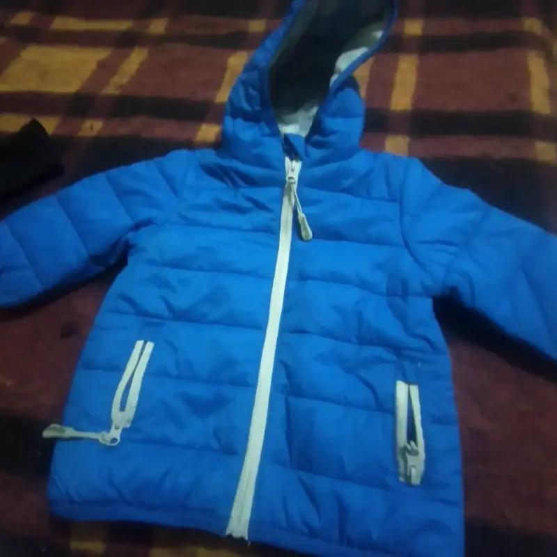 Chaqueta azul para niño con capucha