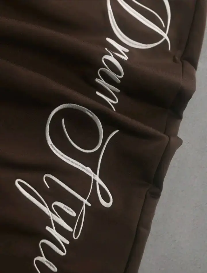 Pantalones baggy marrones con diseño de letras - 3