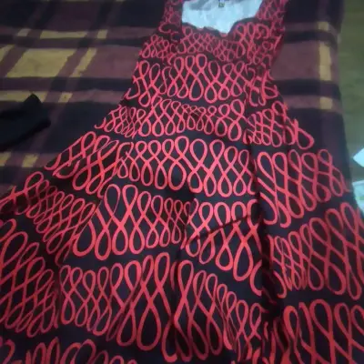 Vestido estampado rojo y negro elegante - miniatura 1