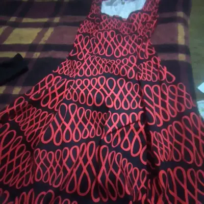 Vestido estampado rojo y negro elegante - miniatura 2