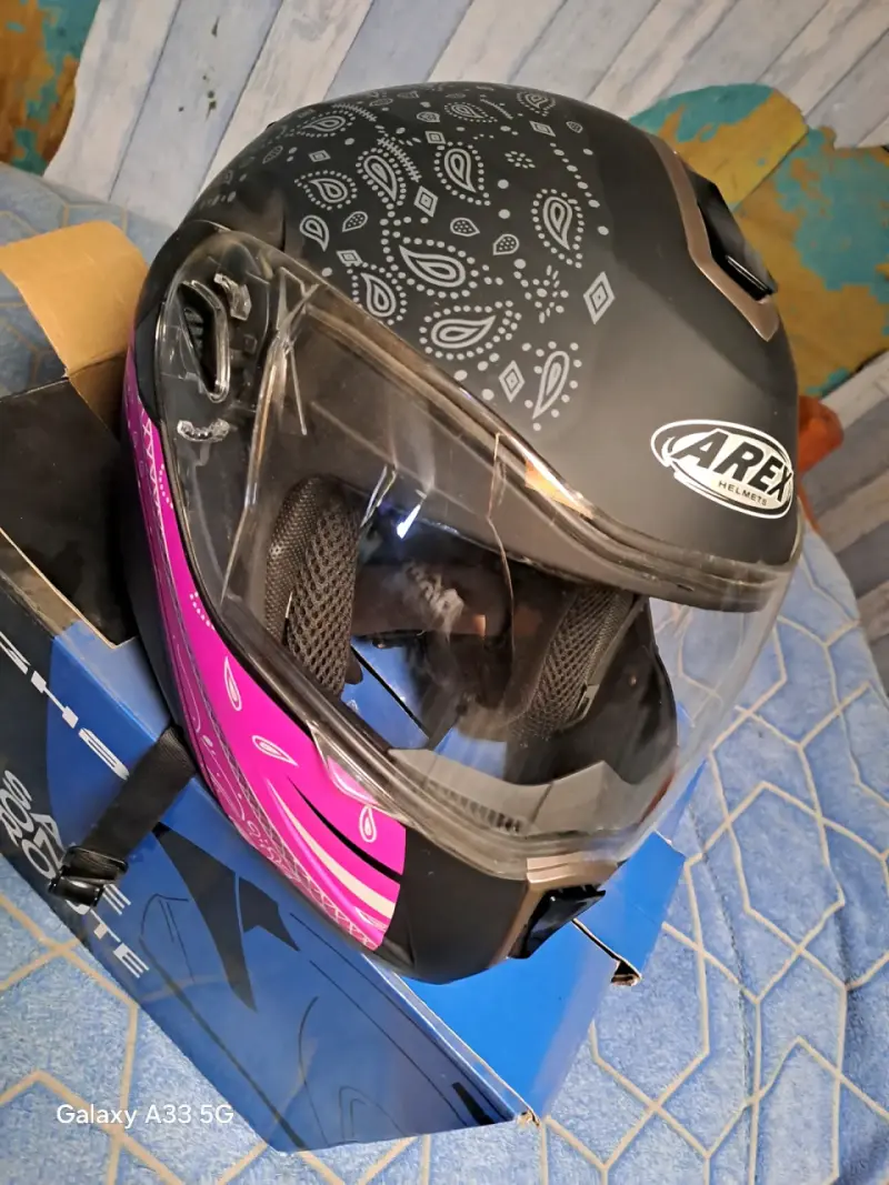Casco de moto Arex con diseño floral