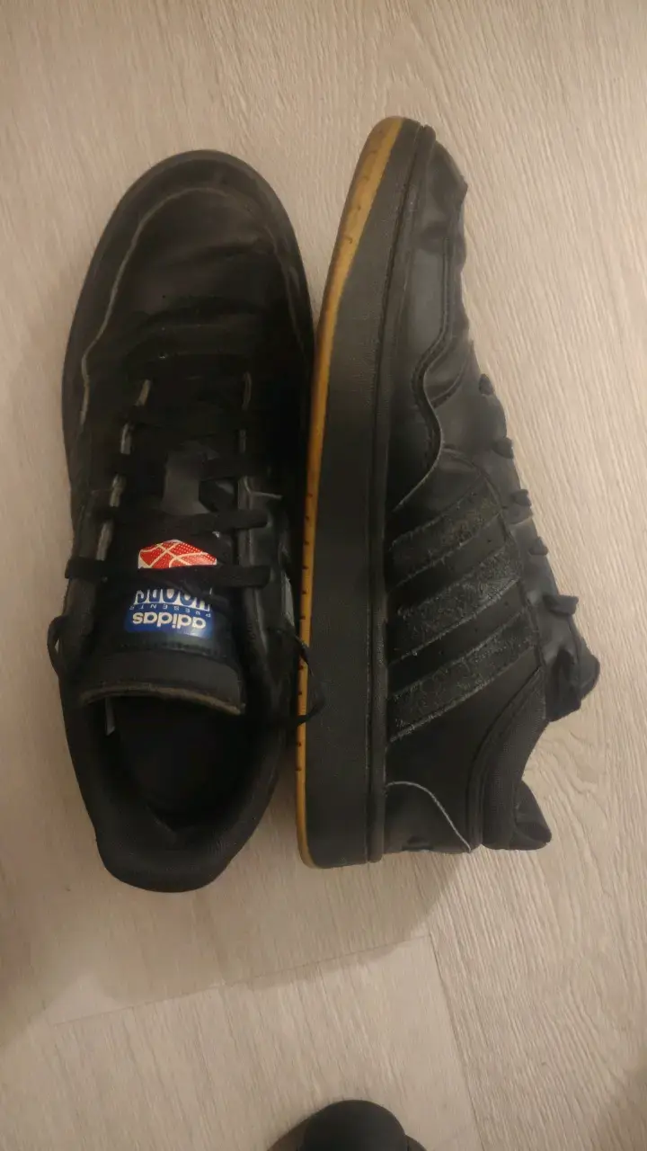 Zapatillas negras Adidas modelo clásico - 1