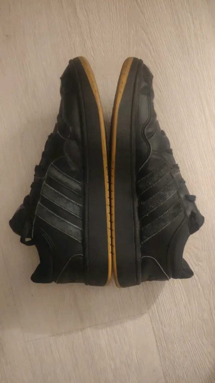 Zapatillas negras Adidas modelo clásico - 2
