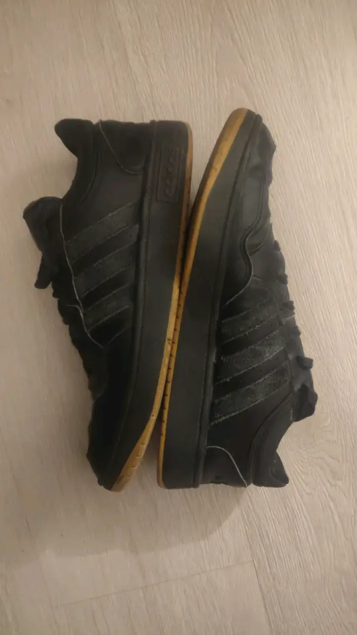Zapatillas negras Adidas modelo clásico - 4