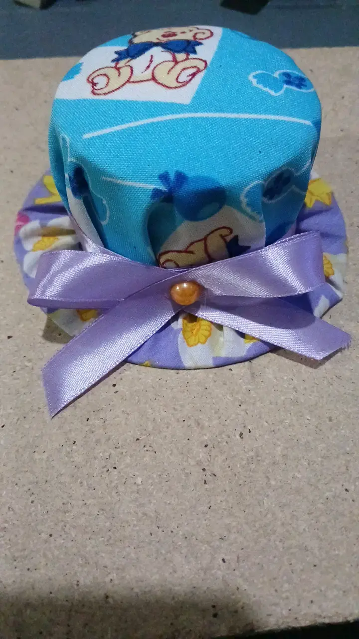 Sombrero decorativo infantil con lazo morado - 1