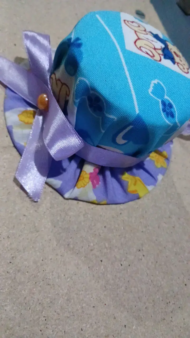 Sombrero decorativo infantil con lazo morado - 2