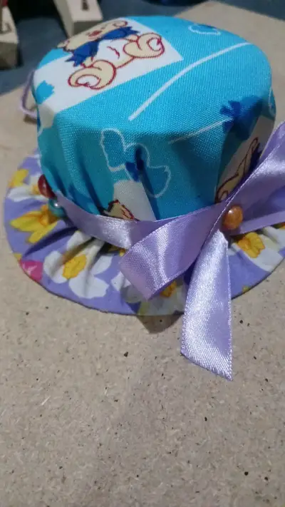 Sombrero decorativo infantil con lazo morado - miniatura 3
