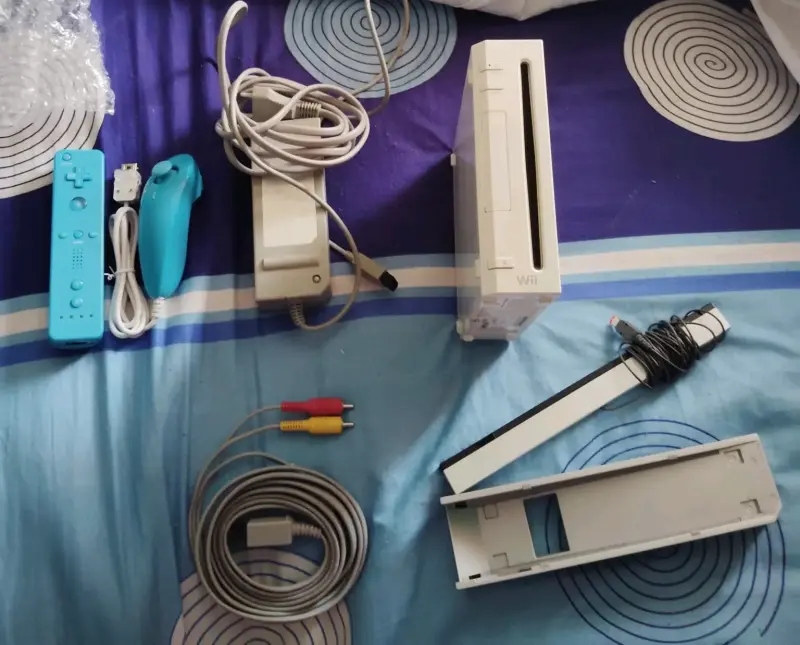 Consola Nintendo Wii con accesorios y controles - 2