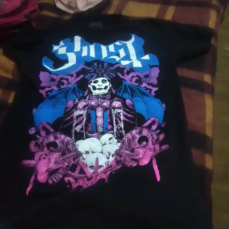 Polera negra con diseño de calavera Ghost