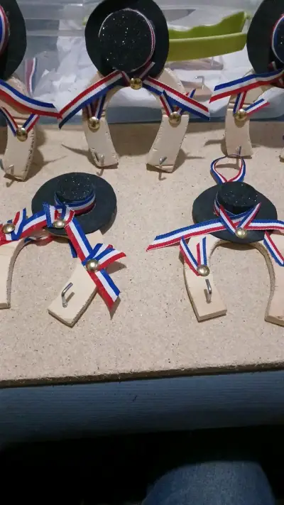 Adornos de herradura con cintas tricolor - miniatura 1