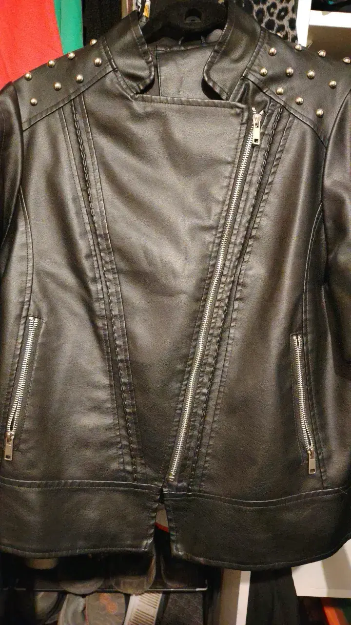 Chaqueta de cuero sintético negra con tachas - 1