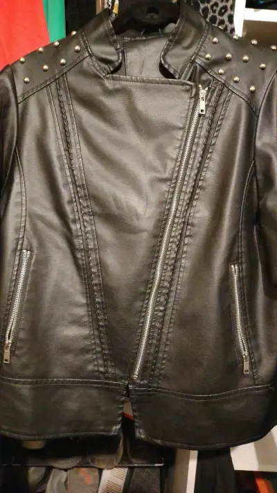 Chaqueta de cuero sintético negra con tachas - miniatura 1