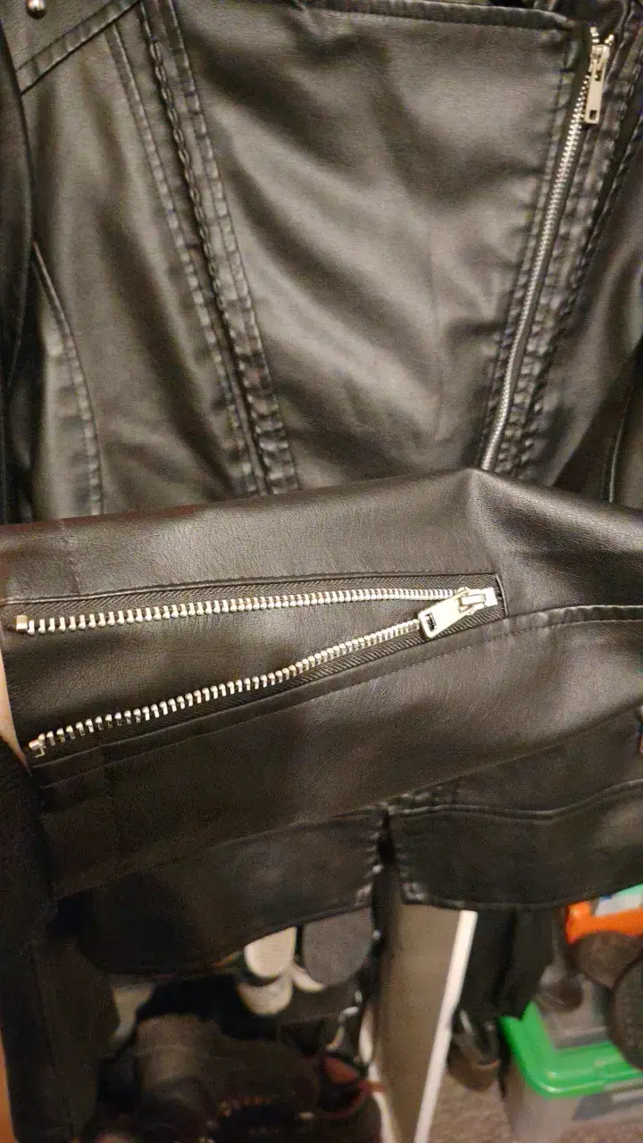 Chaqueta de cuero sintético negra con tachas - 2