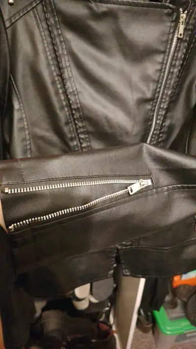 Chaqueta de cuero sintético negra con tachas - miniatura 2