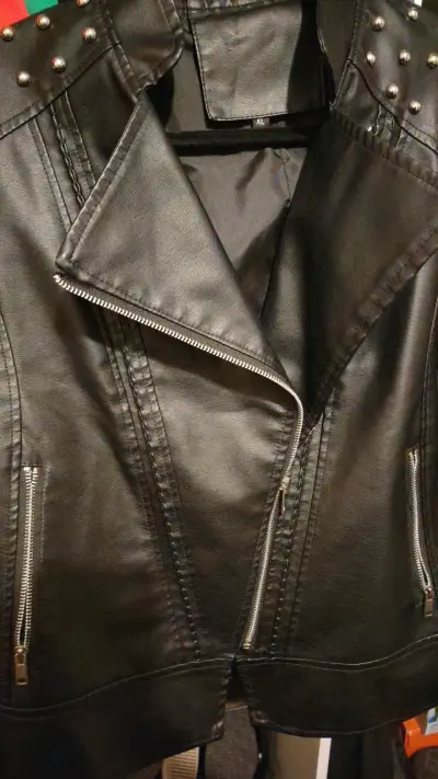 Chaqueta de cuero sintético negra con tachas - miniatura 4
