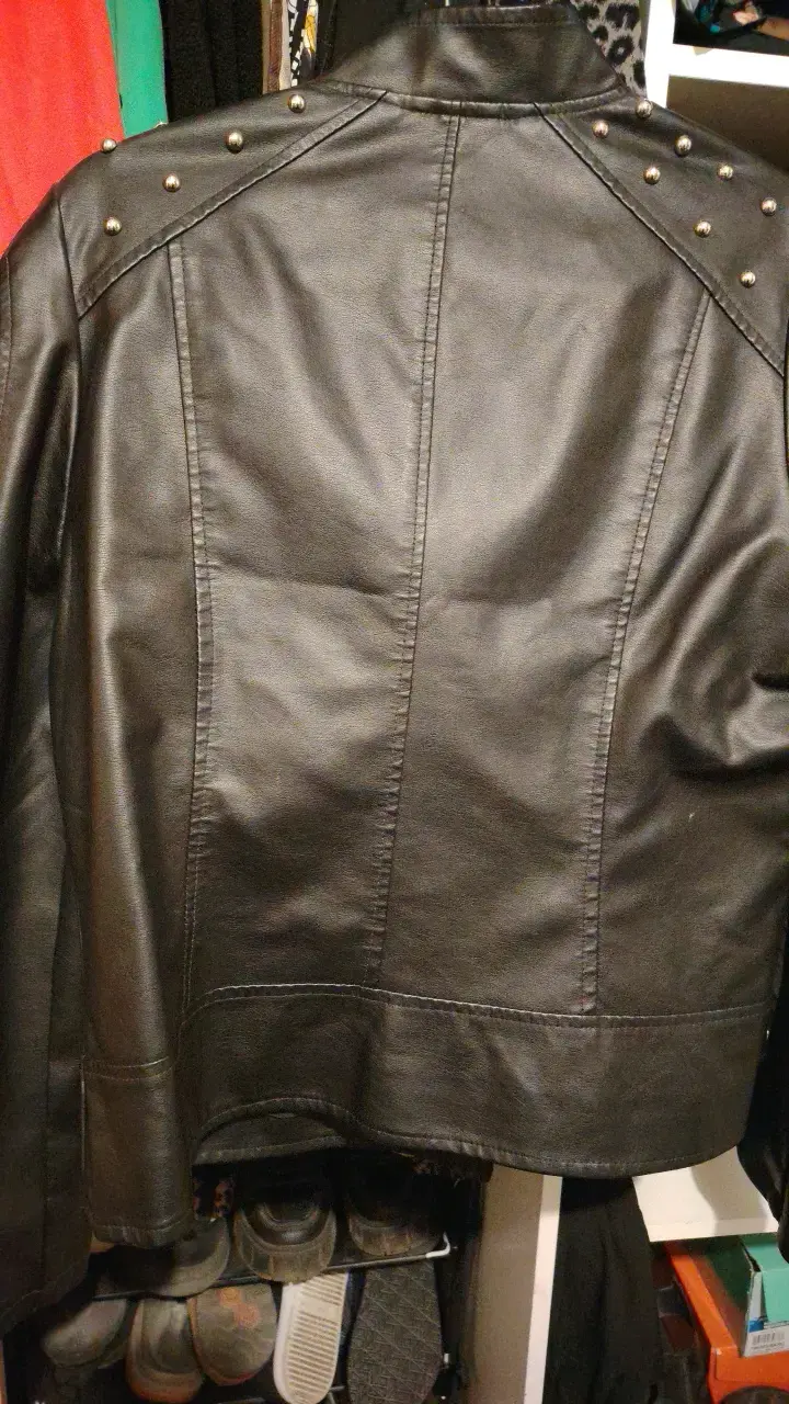 Chaqueta de cuero sintético negra con tachas - 5