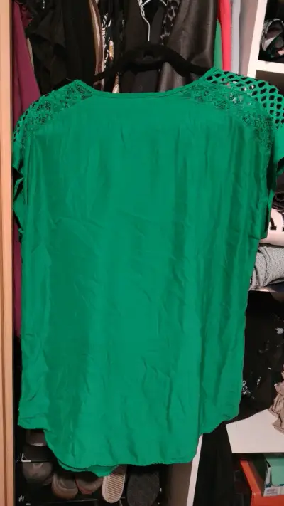 Blusa verde con encaje Alaniz talla M - miniatura 2